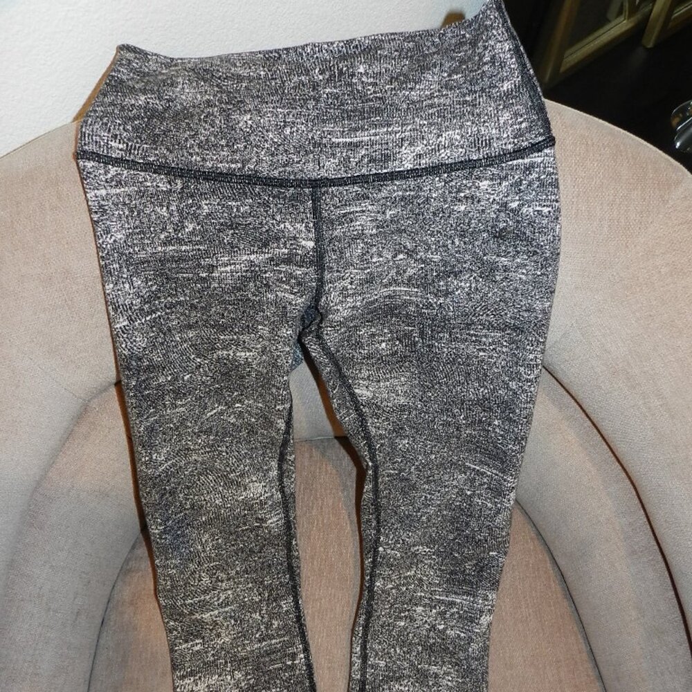 Lululemon Wunder Under Crop Hi-Rise 21" Size 6 Black and White